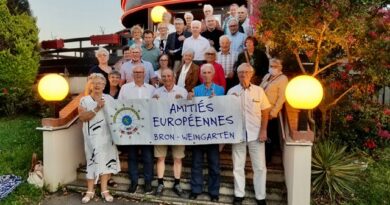 Tourenradler radeln mit Freunden nach Bron Tourenradler radeln mit Freunden nach Bron