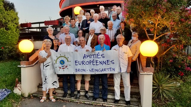 Tourenradler radeln mit Freunden nach Bron